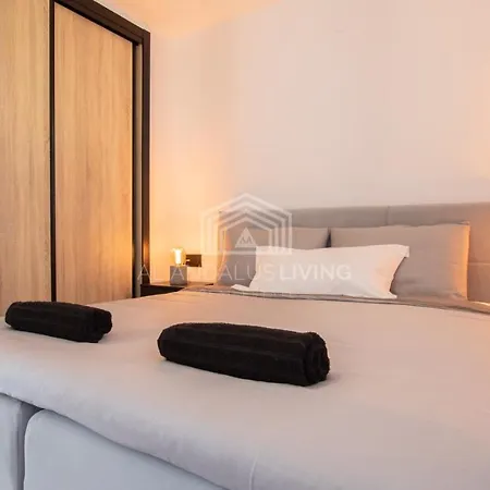 Sea View Loft: Beachfront Access & Contemporary Style Apartment
