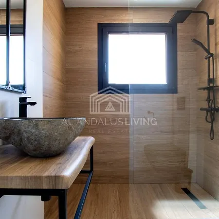 Sea View Loft: Beachfront Access & Contemporary Style Malaga