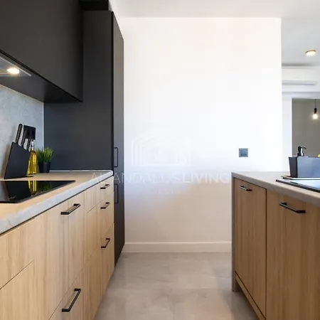 Sea View Loft: Beachfront Access & Contemporary Style *